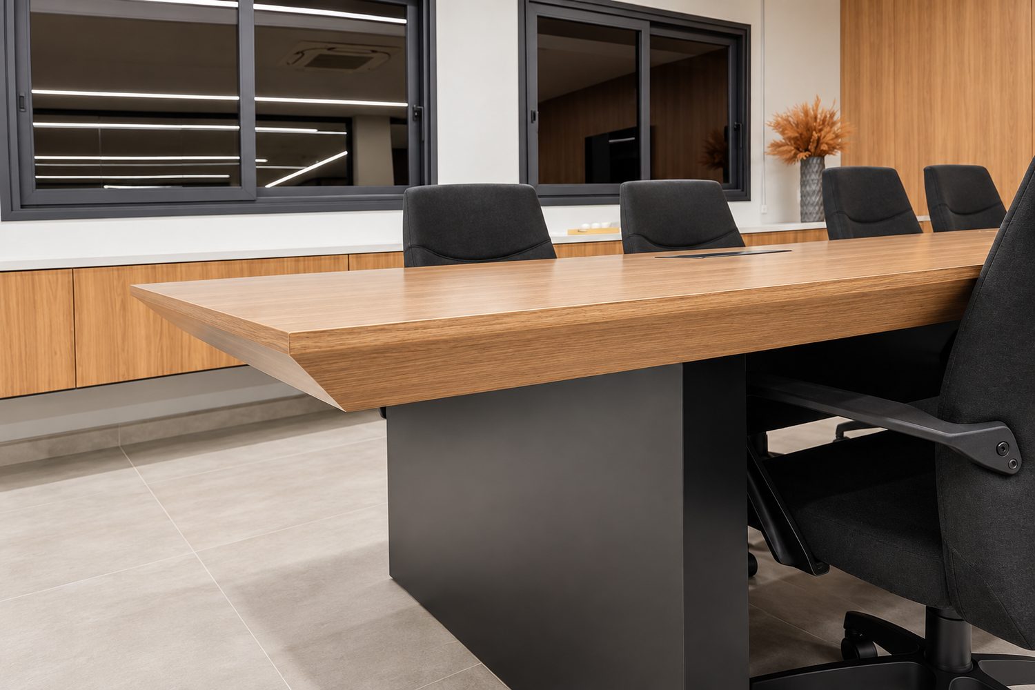 Detalhe de acabamento em mesa de reunião planejada